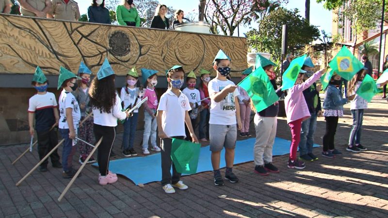 Crian&ccedil;as se apresentaram no ato realizado na pra&ccedil;a de Chapec&oacute; – Foto: Roberto Bortolanza/NDTV/ND