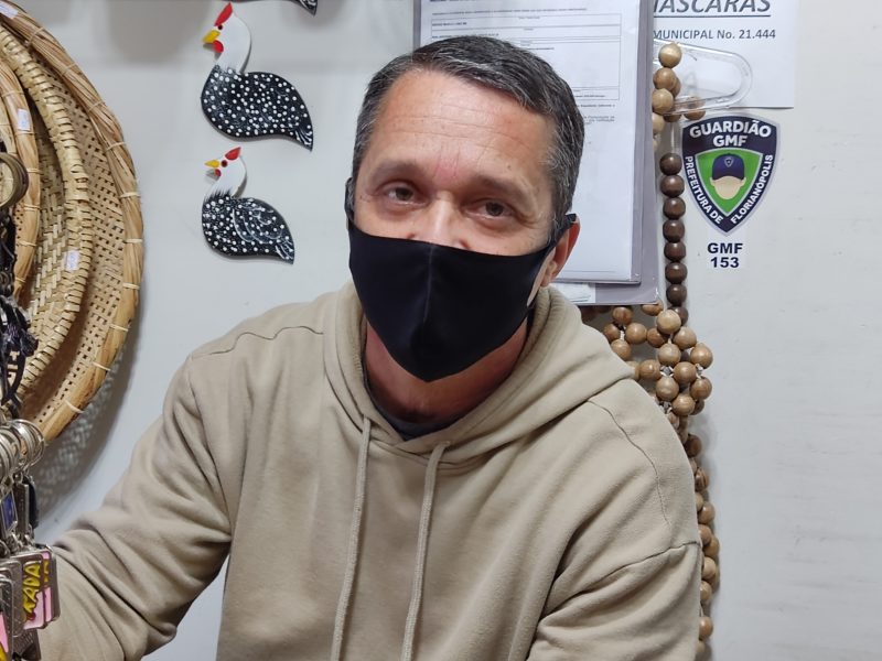 Comerciante S&eacute;rgio Murilo pede agilidade da prefeitura para solucionar os problemas – Foto: Paulo Rolemberg/ ND