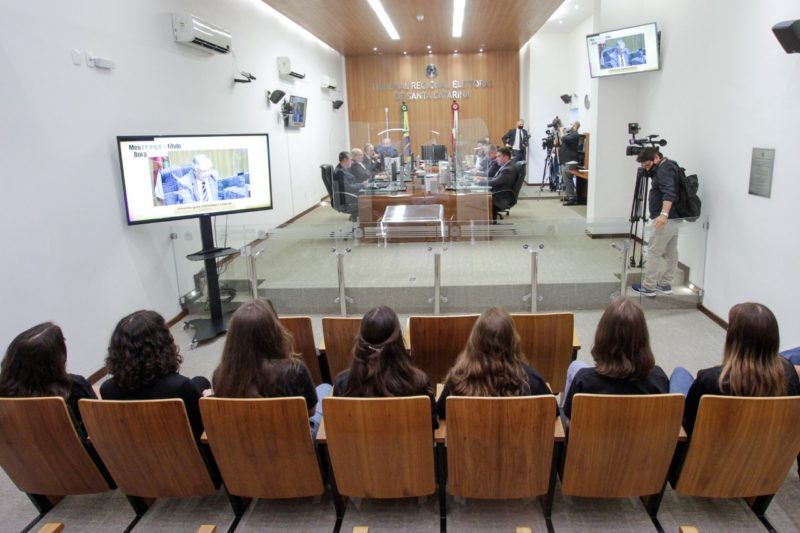 Jovens fazendo o cadastro eleitoral em SC