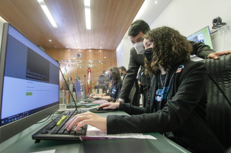 Sofia Nunes fazendo cadastro eleitoral para votar em 2022