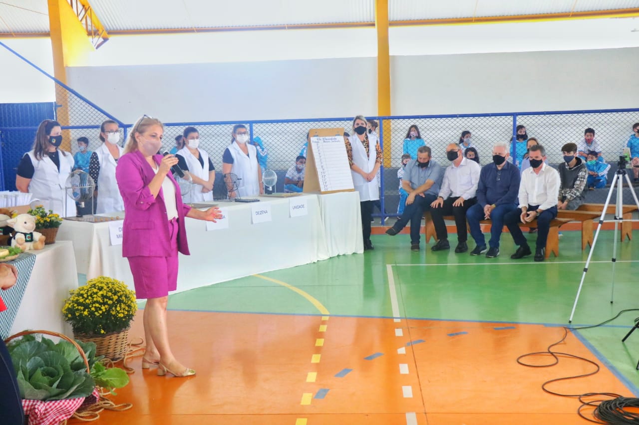 Alunos e autoridades acompanharam o sorteio da rifa 'A Fazendinha' realizado no ginásio da Escola Bairro Bortolotto em Nova Veneza - Lucas Sabino/Prefeitura Nova Veneza