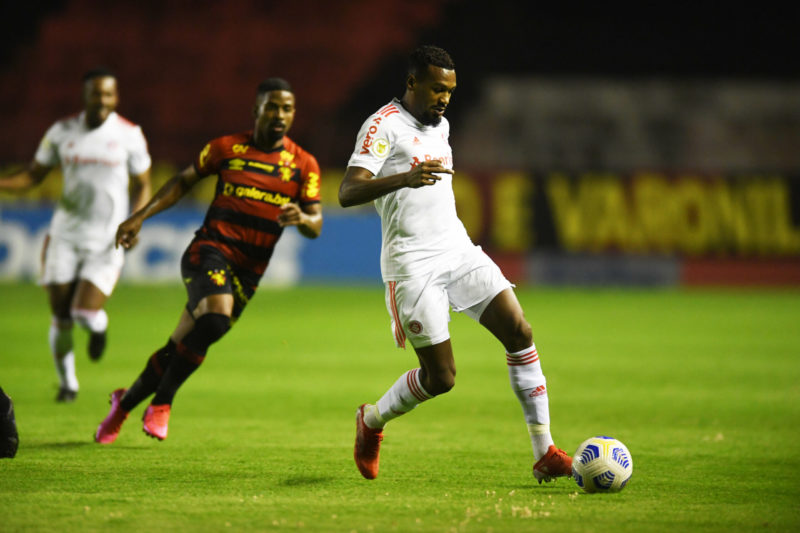 Edenilson foi soberano no meio campo na Ilha do Retiro – Foto: Ricardo Duarte/Inter/Divulga&ccedil;&atilde;o