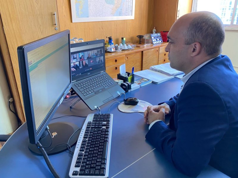 Secretário de Estado de Infraestrutura e Mobilidade, Thiago Vieira, em reunião com empresas do transporte intermunicipal de SC – Foto: Divulgação/SIE