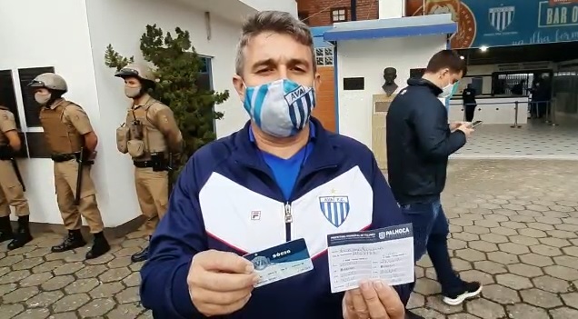 Lucionei Ferreira foi o primeiro torcedor a entrar no est&aacute;dio – Foto: Gustavo Karasiak/NDTV