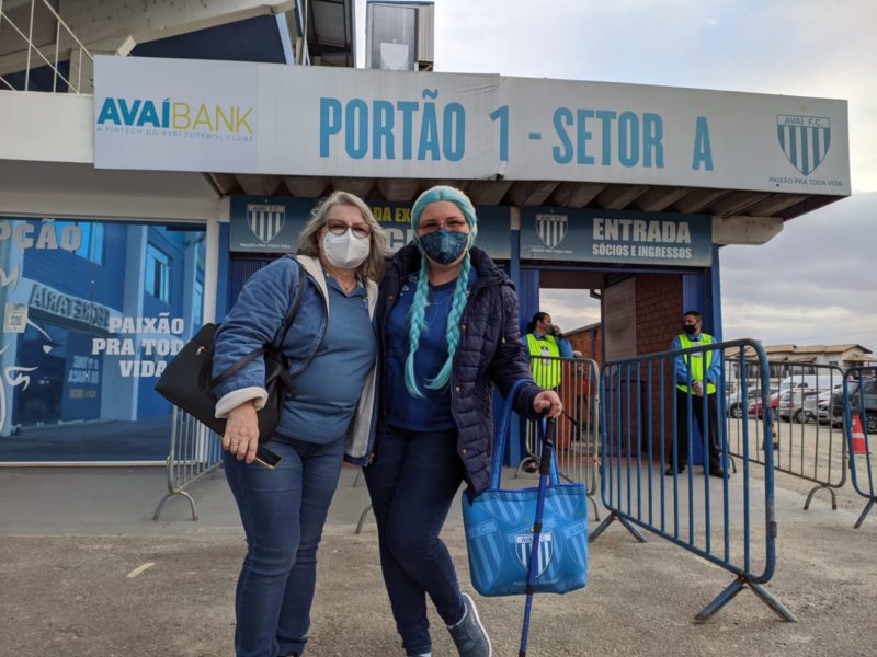 Sandra e Aline n&atilde;o esconderam a empolga&ccedil;&atilde;o antes de entrar no est&aacute;dio da Ressacada – Foto: Ian Sell/ND