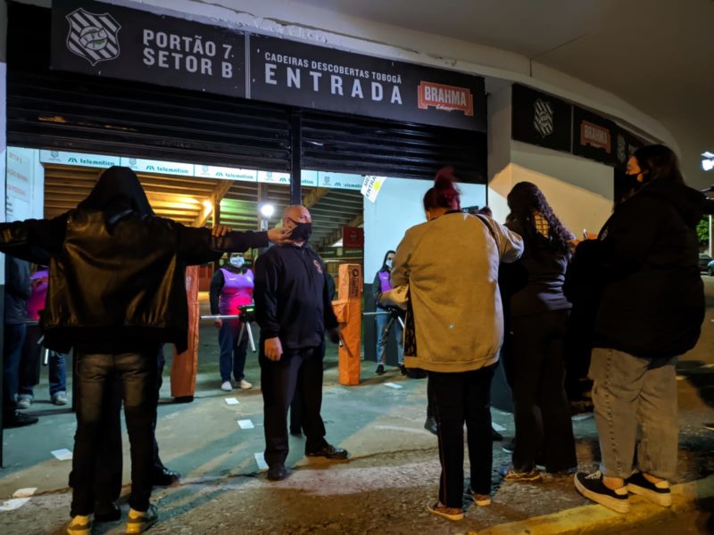 O relógio marcava 20h quando alguns torcedores chegaram “em cima da hora” – Foto: Ian Sell/ND