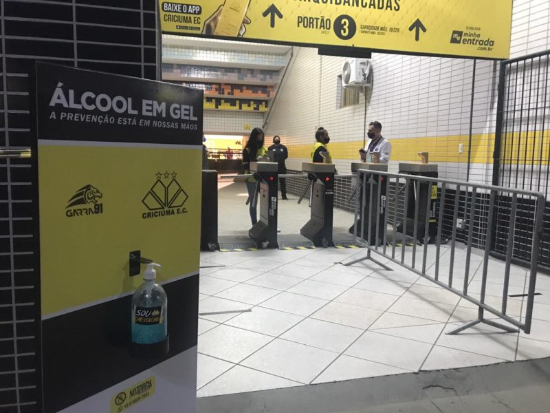 Entrada dos torcedores ocorreu sem maiores problemas no Estádio Heriberto Hülse no retorno do público nesta quarta-feira (15) – Foto: EC Criciúma/divulgação