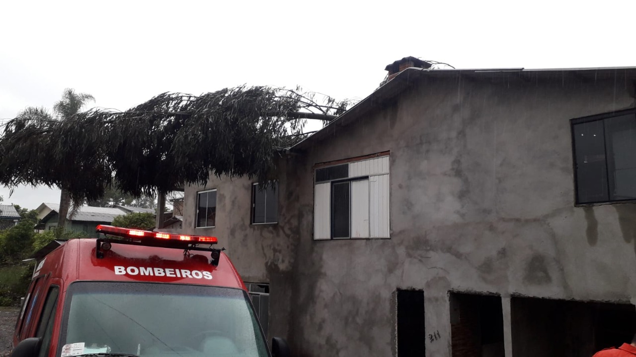 Segundo Piter Scheuer, o tornado teria se formado por conta da propagação de tempestades convectivas associadas a uma frente fria no decorrer manhã desta terça-feira - Divulgação/Corpo de Bombeiros Voluntários