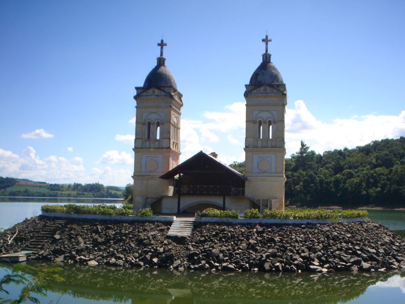 Torres da Igreja de It&aacute; s&atilde;o o &uacute;nico registro da antiga cidade – Foto: Divulga&ccedil;&atilde;o / ND
