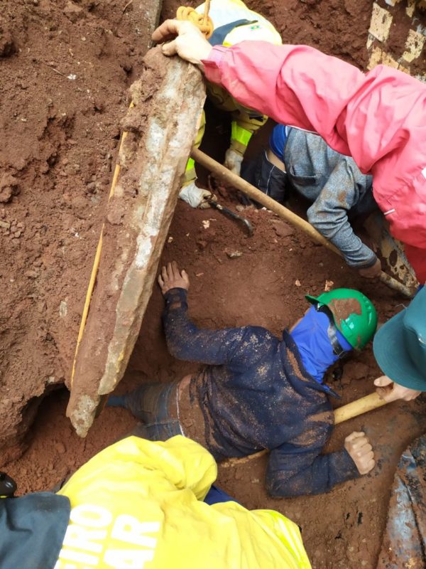 Uma máquina fazia a retirada de terra quando houve um deslizamento que soterrou dois pedreiros – Foto: Corpo de Bombeiros/ND