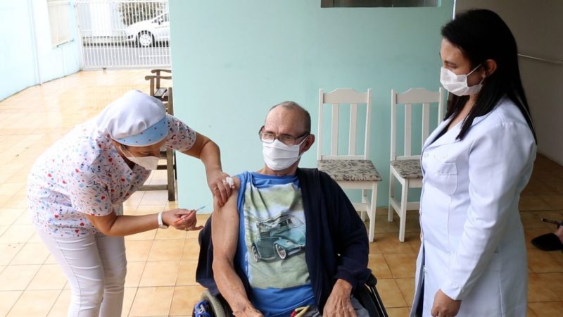 idoso recebe reforço da vacina contra covid-19