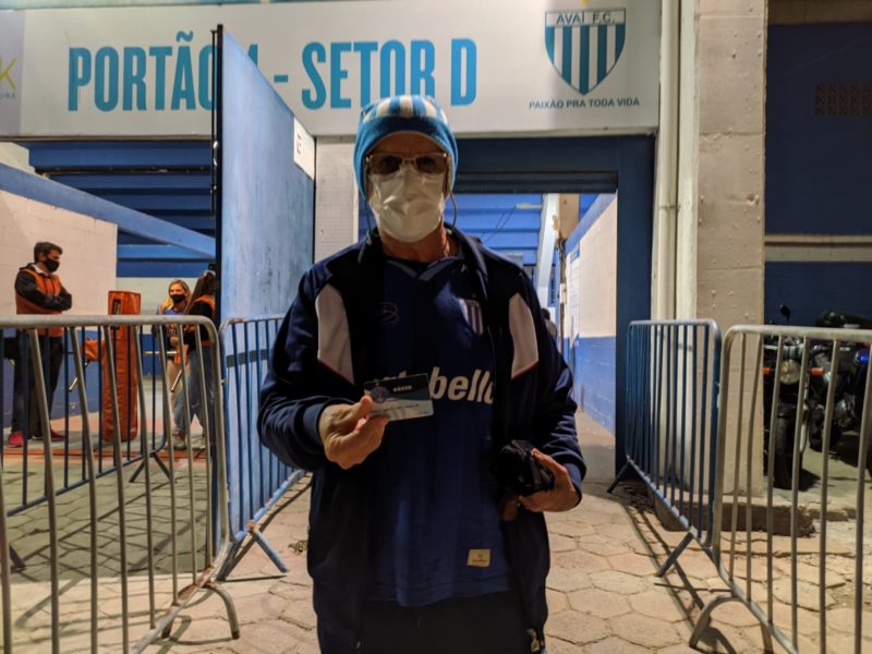 Seu Valdemir foi mais um a marcar presen&ccedil;a no jogo desta ter&ccedil;a-feira – Foto: Ian Sell/ND