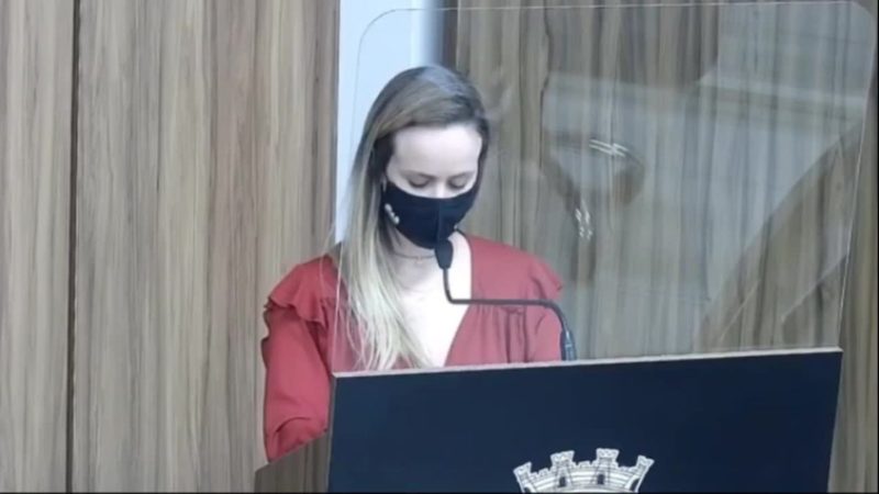 Vereadora Carla de Souza critica vereadora Silvia Mendes durante sess&atilde;o da C&acirc;mara de I&ccedil;ara &mdash; Foto: Divulga&ccedil;&atilde;o/ND