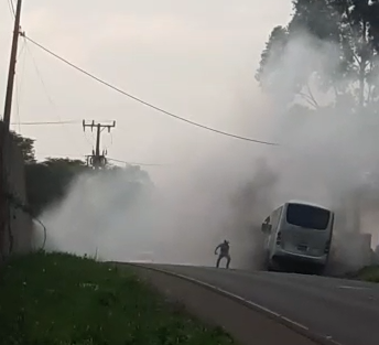 Incêndio foi registrado na SC-480, próximo ao posto Paturi – Foto: Reprodução/ND