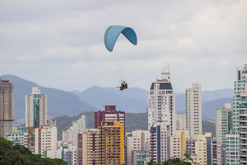 Entre pr&eacute;dios, praias e morros, Balne&aacute;rio Cambori&uacute; tem diversas op&ccedil;&otilde;es de esportes de aventura – Foto: istock/Divulga&ccedil;&atilde;o
