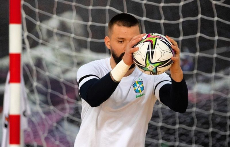 Goleiro do JEC Futsal entrou e evitou o gol da Pol&ocirc;nia – Foto: @maga.thais/Divulga&ccedil;&atilde;o