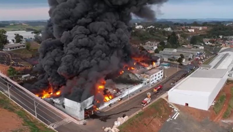 Incêndio destruiu uma das fábricas da empresa. Foto: Rádio Super Difusora/ND
