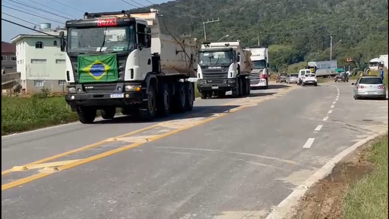Bloqueio em distribuidora da Grande Florianópolis é liberado e situação nos postos deve ser normalizada em 3 dias