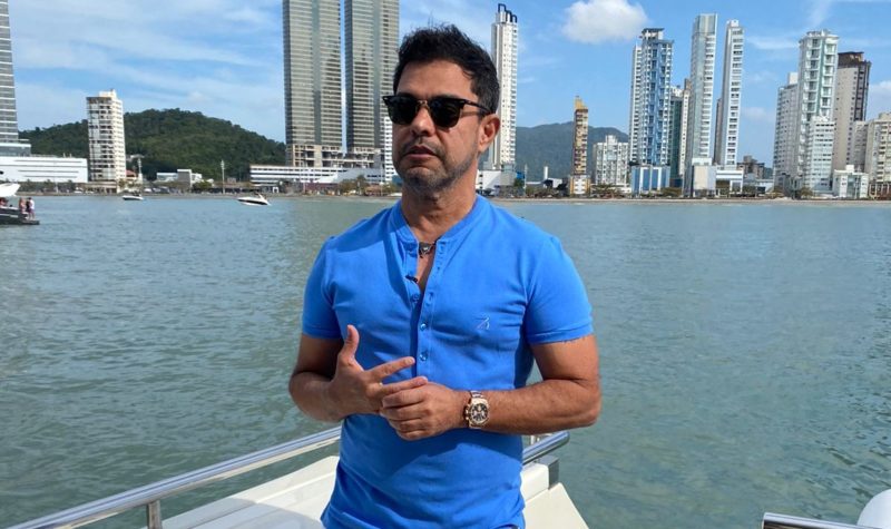 O cantor em Balne&aacute;rio Cambori&uacute; – Foto: Foto: Alex Ferrer / @alexferrer01)