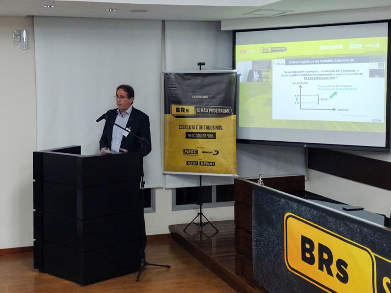 Mario Cezar de Aguiar, presidente da Fiesc, durante apresentação de seminário da campanha SC Não Pode Parar em Navegantes. – Foto: Paulo Mueller