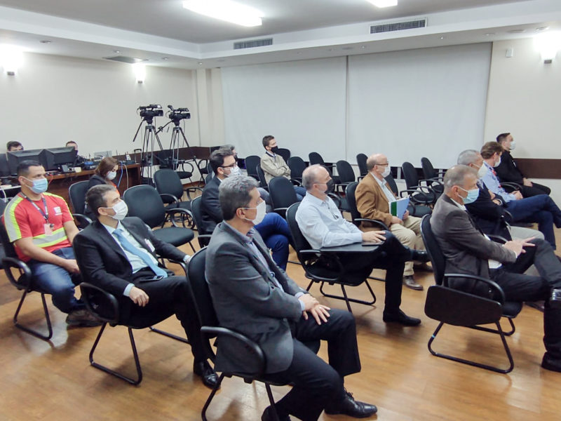 Empresários e políticos presentes em seminário da campanha SC Não Pode Parar. – Foto: Paulo Mueller