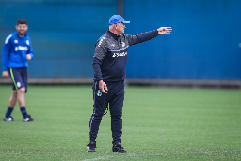 Felipão orienta treino para confronto que vale a vida contra o Santos. - Foto: Lucas Uebel/Gremio FBPA