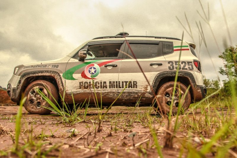 Homem se envolveu em briga, n&atilde;o quis se render e ficou se debatendo dentro de viatura – Foto: Arquivo/Giovanni Silva/ND