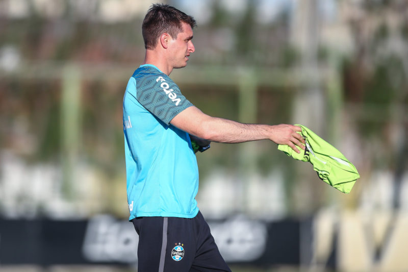 Thiago Gomes orienta treino tático no Ceará. - Foto: Lucas Uebel/Gremio FBPA