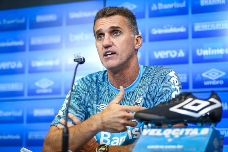 Novo treinador quer futebol agressivo com ou sem a bola. Virada precisa começar domingo. – Foto: Lucas Uebel/Gremio FBPA