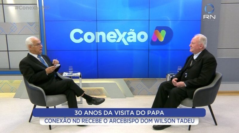 Moacir Pereira entrevista arcebispo Dom Wilson Tadeu Jönck sobre os 30 anos da visita do Papa João Paulo II – Foto: Reprodução/NDTV