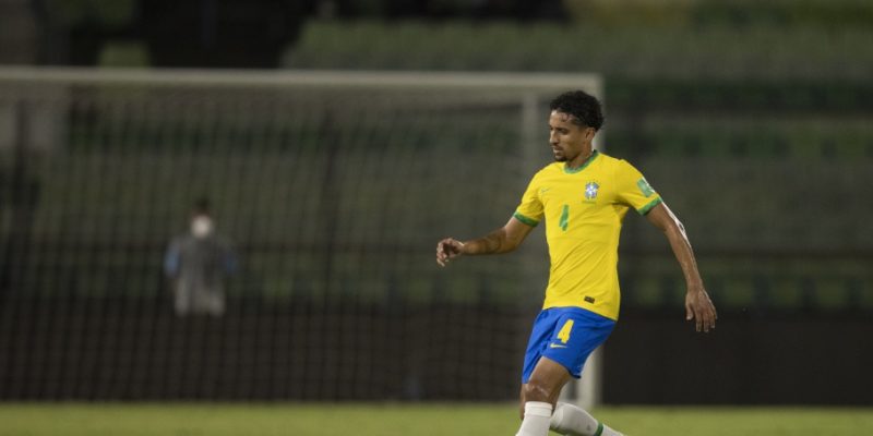 O zagueiro Marquinhos &eacute; refer&ecirc;ncia do PSG e da Sele&ccedil;&atilde;o Brasileira. Ele tem valor de mercado de 75 milh&otilde;es de euros (R$ 380,8 milh&otilde;es). – Foto: Lucas Figueiredo/CBF/divulga&ccedil;&atilde;o