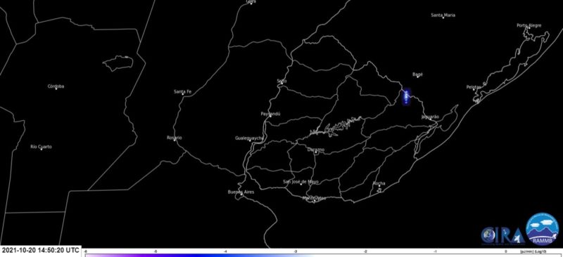 Imagem do sat&eacute;lite que mostra o rompimento do b&oacute;lido na atmosfera entre Brasil e Uruguai – Foto: Sat&eacute;lite Uruguai/divulga&ccedil;&atilde;o