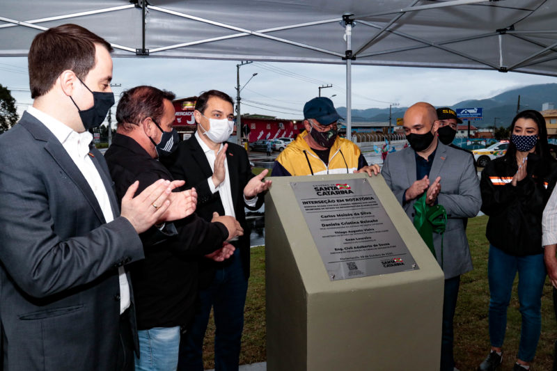 Governador Carlos Mois&eacute;s inaugurando obra no bairro Rio Vermelho, em Florian&oacute;polis, em 2020 – Foto: Mauricio Vieira/Divulga&ccedil;&atilde;o/ND