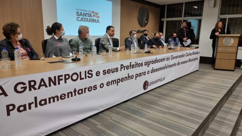 Governador Carlos Mois&eacute;s, prefeitos, entre eles Gean Loureiro, de Florian&oacute;polis, deputados estaduais e federais – Foto: Peterson Paul/Divulga&ccedil;&atilde;o/ND