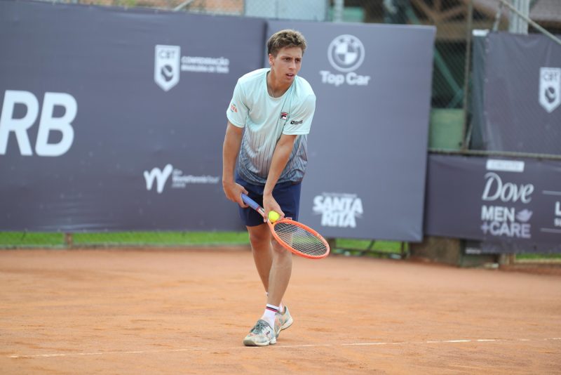 Pedro Boscardin enfrenta o ga&uacute;cho Marcelo Zorman nesta sexta-feira (21) pelas quartas de final – Foto: Luiz Candido/CBT/Divulga&ccedil;&atilde;o/ND