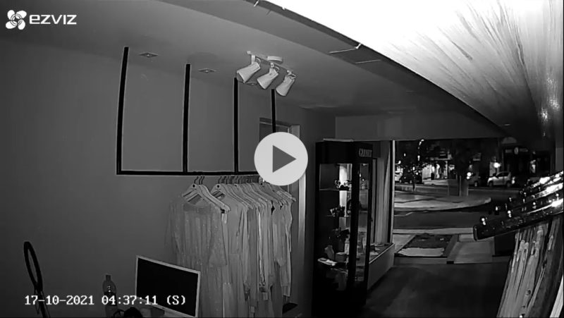 Vídeo mostra carro destruindo vitrine e invadindo loja – Foto: Reprodução/Arquivo pessoal
