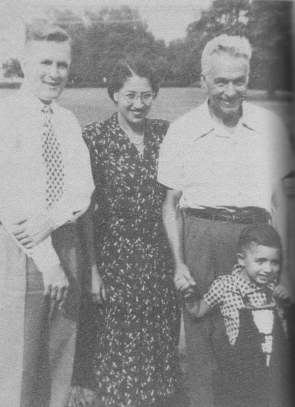 Huberto Rohden (à direita) com a esposa, Anna Maria, e o filho no campus da American University, nos EUA, em 1949 &#8211; Foto: Divulgação/ND