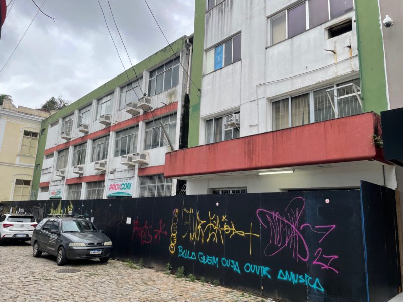 Antiga sede do Procon est&aacute; abandonada e com tapume – Foto: Moacir Pereira
