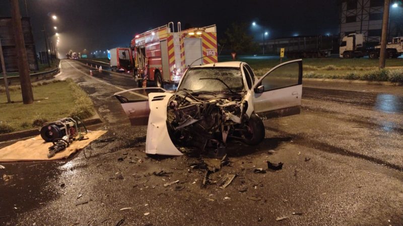 Motorista do Peugeot 206, de 38 anos, ficou preso nas ferragens e apresentava fratura na perna direita e ferimentos no rosto &#8211; Foto: Corpo de Bombeiros/ND