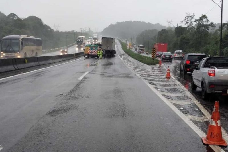Acidente com carreta interdita a BR-101, em Joinville – Foto: Arteris/Divulga&ccedil;&atilde;o
