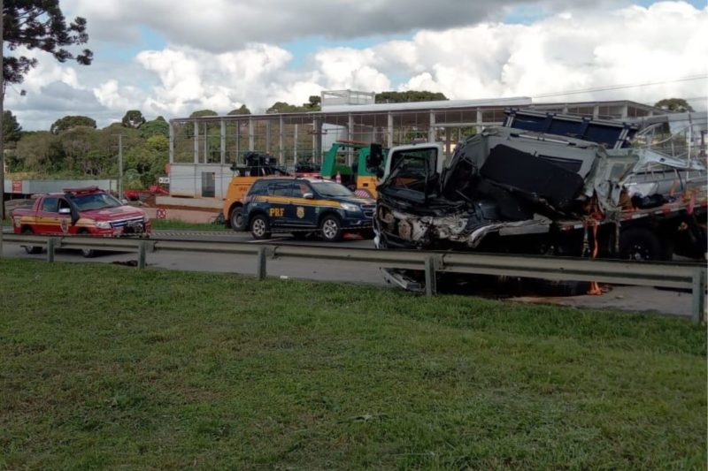 Motorista de um dos caminhões foi ejetado do veículo &#8211; Foto: 9BBM/Divulgação