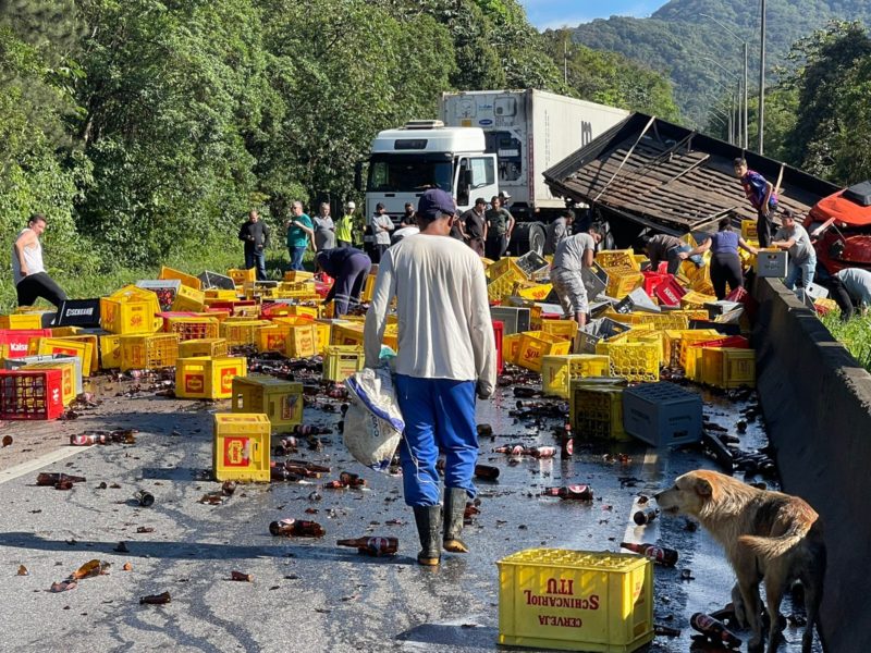 Carga de cerveja ficou espalhada pela rodovia – teve at&eacute; vira-lata caramelo no local – Foto: Juliano Neitzke/Arquivo pessoal