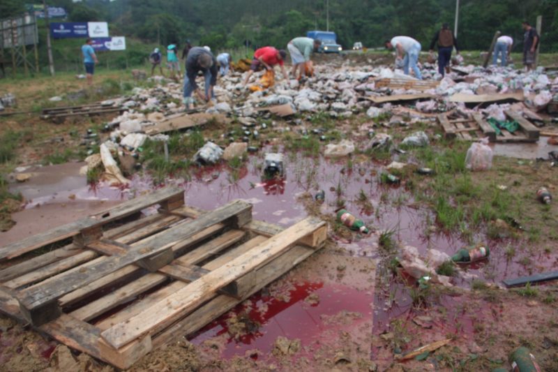 Caminh&atilde;o carregado com bebidas tomba e carga &eacute; saqueada na BR-470 em Ibirama, no Alto Vale do Itaja&iacute; – Foto: Marcelo Zemke/JVN