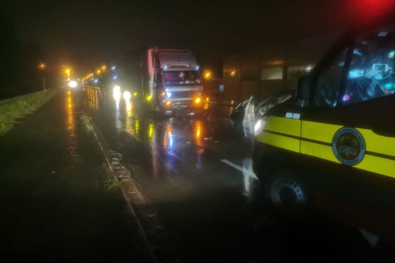 Homem morreu ap&oacute;s colis&atilde;o entre carro e caminh&atilde;o – Foto: 9BBM/SC