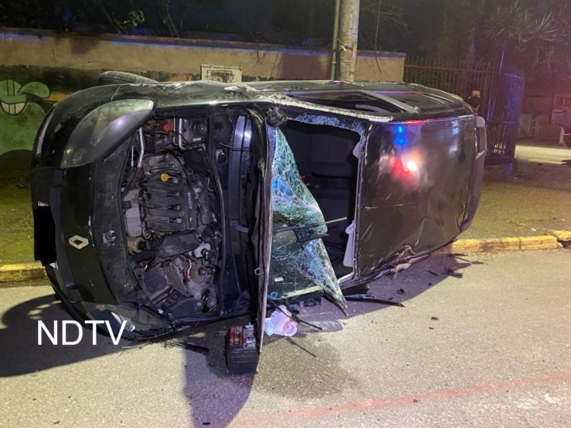 Ap&oacute;s colis&atilde;o carro capotou na zona Leste da cidade – Foto: Ricardo Alves/NDTV