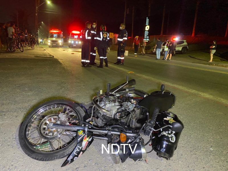 Motociclista morreu ap&oacute;s acidente entre carro e moto em Joinville – Foto: Ricardo Alves/NDTV