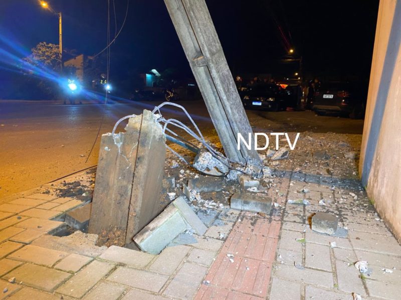 Com o impacto da colisão, poste e moto ficaram completamente destruídos – Foto: Ricardo Alves/NDTV