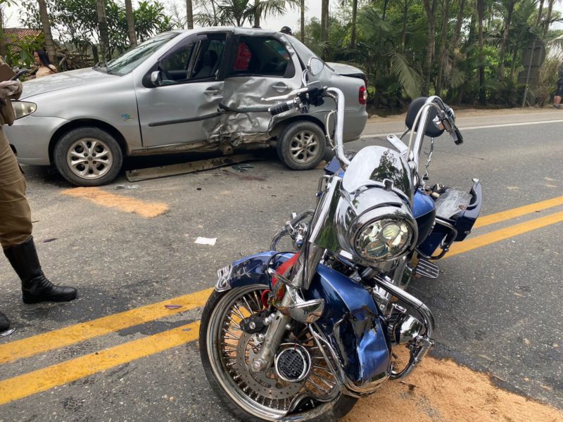Acidente entre duas motos e um carro aconteceu na Rodovia do Arroz &#8211; Foto: PM/Divulgação