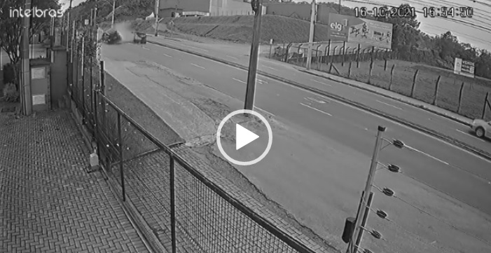 Acidente aconteceu na tarde deste sábado (16)
