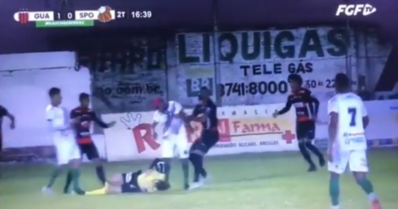Cena de agressão absurda na Série A2 do futebol gaúcho – Foto: reprodução/FGFTV